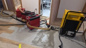 Podłoga po zalaniu wygląda na suchą. Skąd wiadomo, że pod wylewką nadal jest woda?